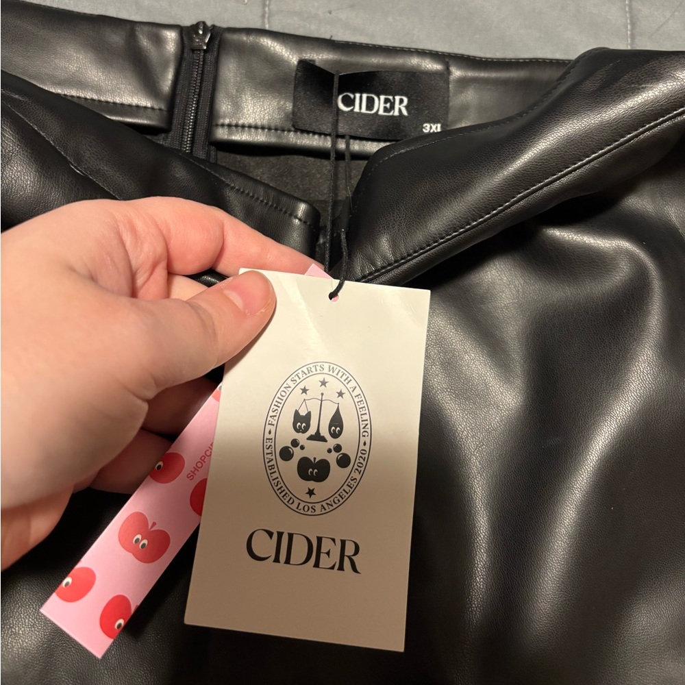 CIDER NWT Women’s Plus Black Faux Leather Mini Skirt Size 3XL - Picture 3 of 8